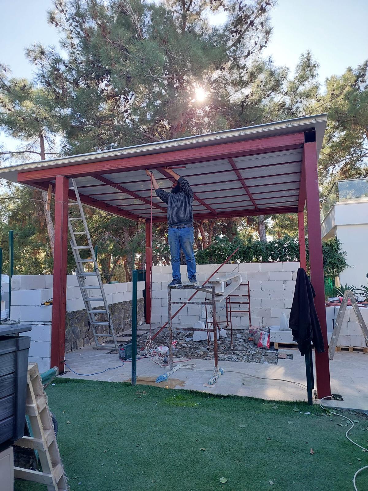 Bahçe kameriyesi çelik konstrüksiyon — havuz kenarı